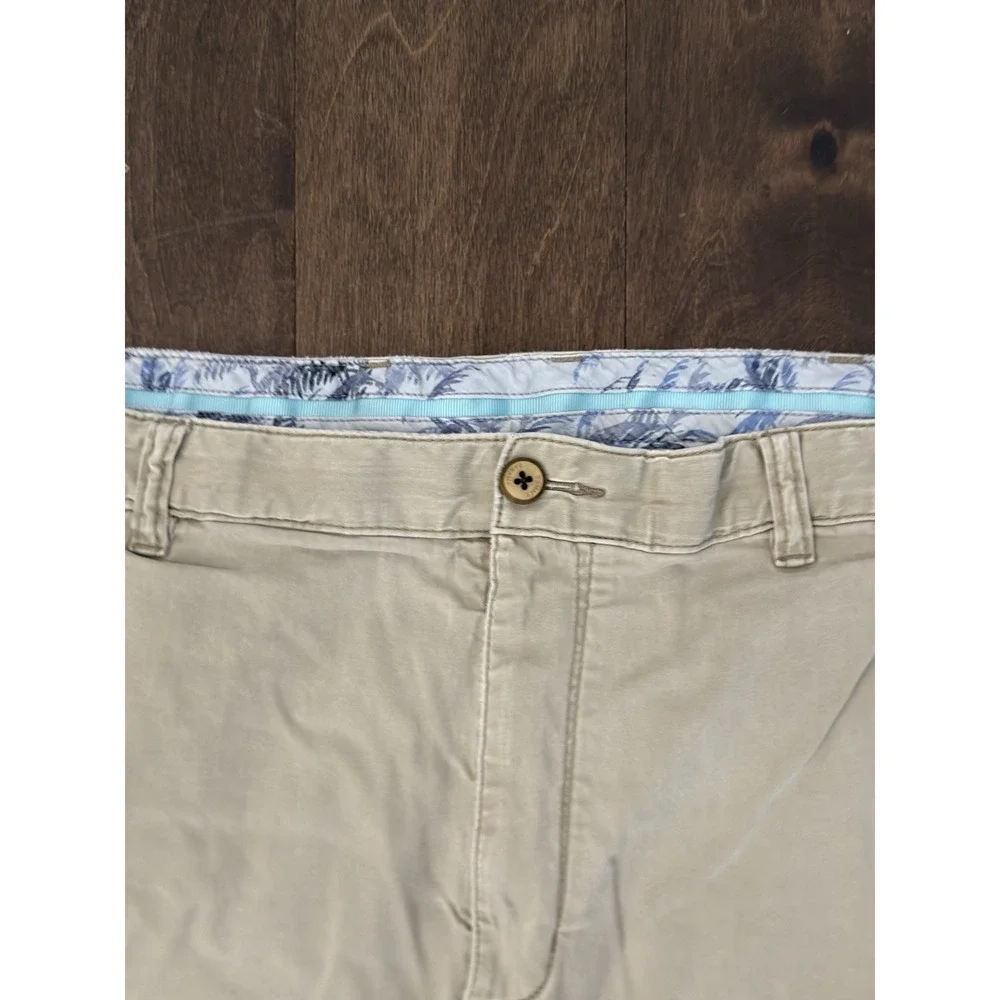 Tommy Bahama Mens Beige Chino Relax Shorts Size 42LG Swordfish Logo 10